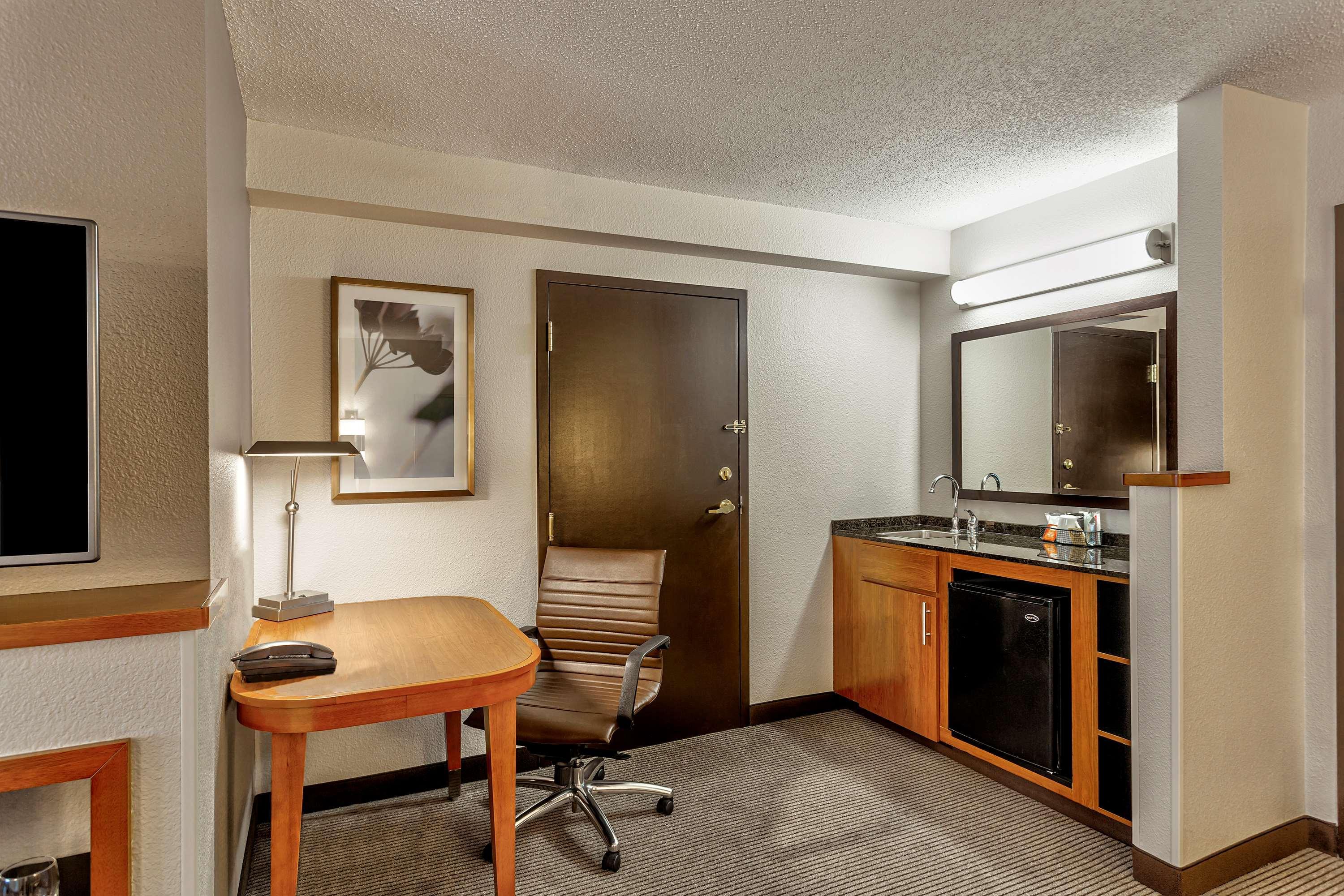 Wyndham Garden Kansas City Airport Buitenkant foto