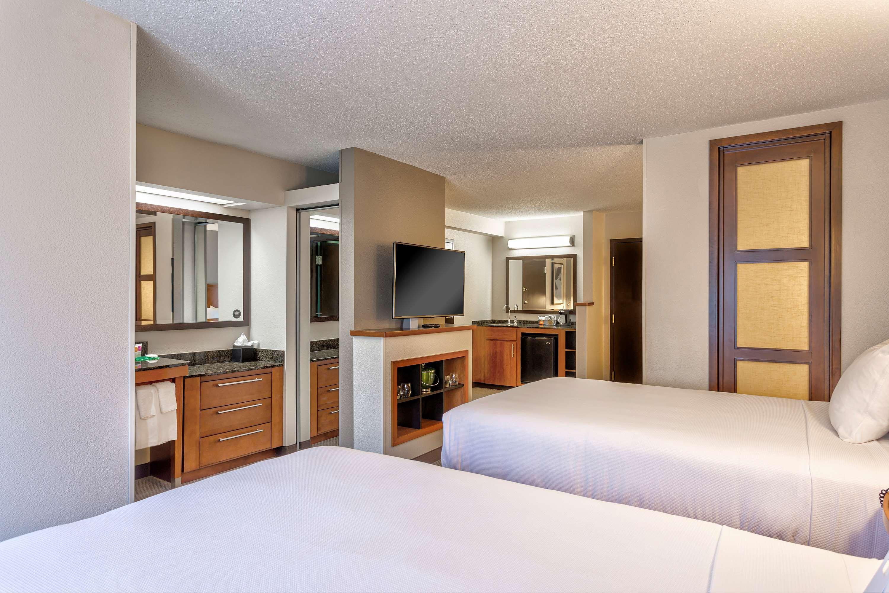 Wyndham Garden Kansas City Airport Buitenkant foto