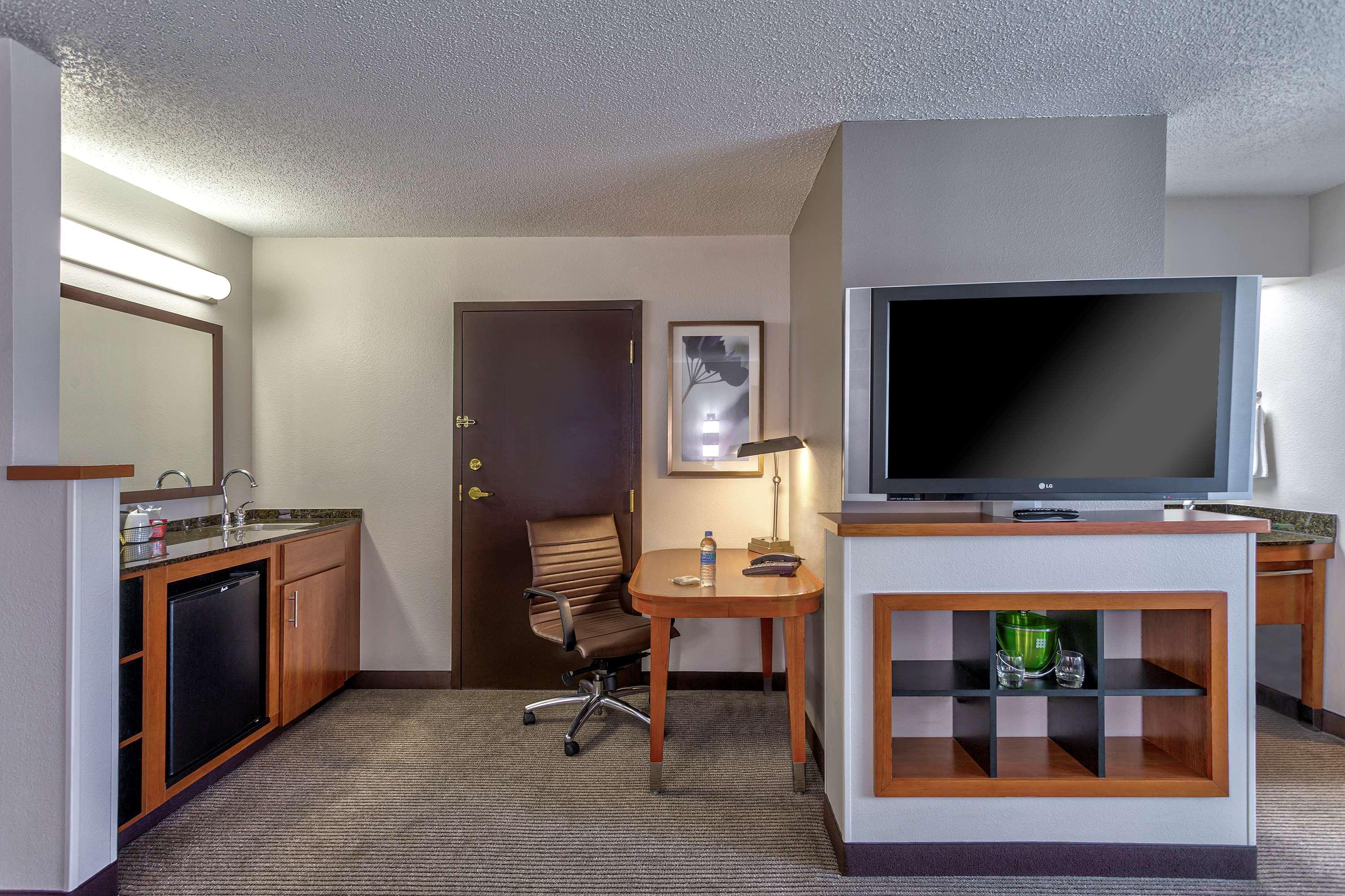 Wyndham Garden Kansas City Airport Buitenkant foto