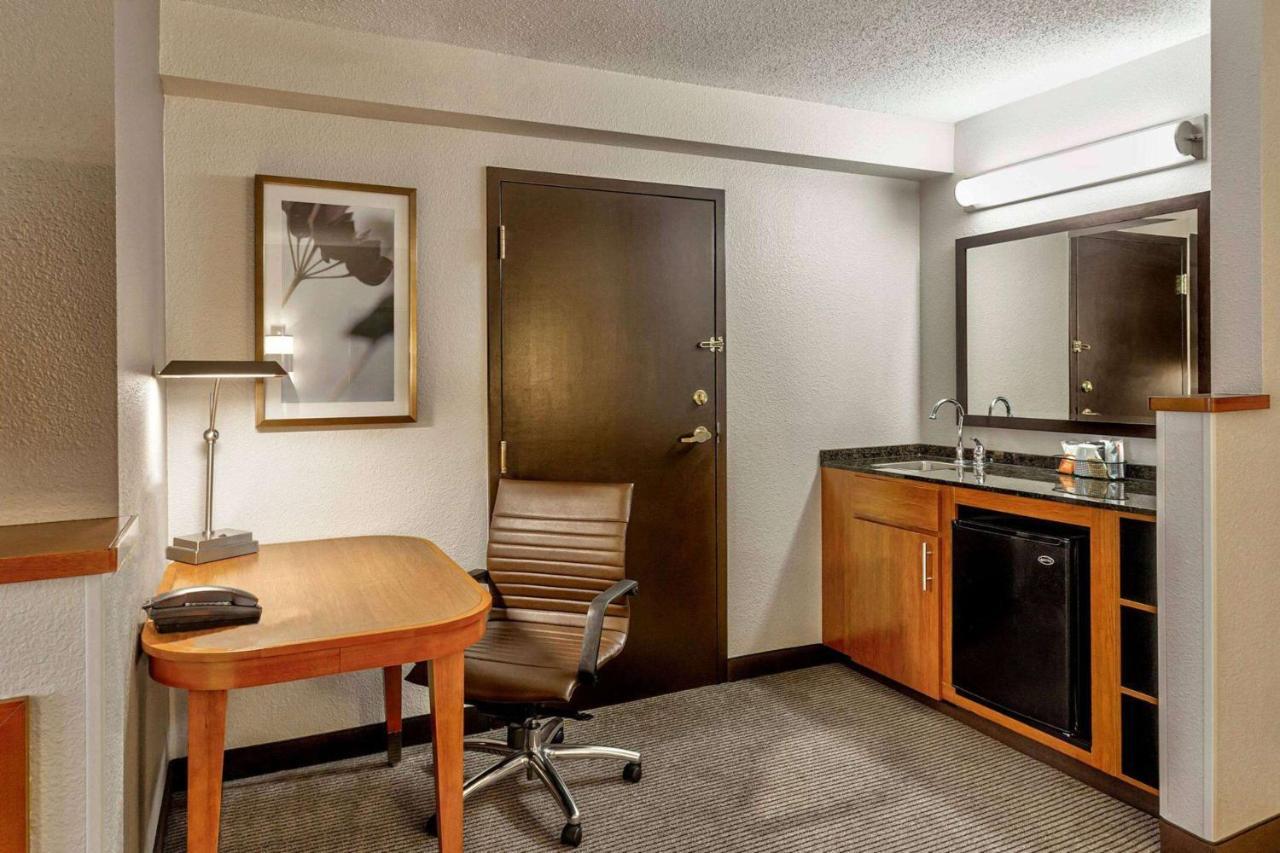 Wyndham Garden Kansas City Airport Buitenkant foto