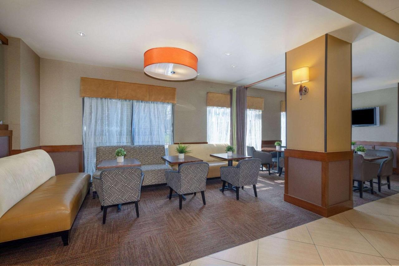 Wyndham Garden Kansas City Airport Buitenkant foto