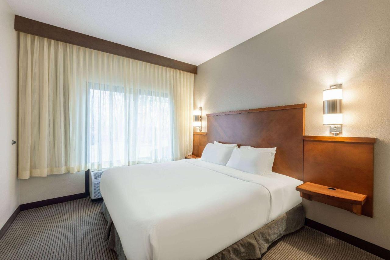 Wyndham Garden Kansas City Airport Buitenkant foto