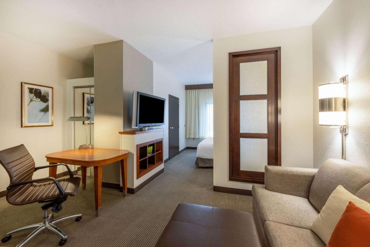 Wyndham Garden Kansas City Airport Buitenkant foto