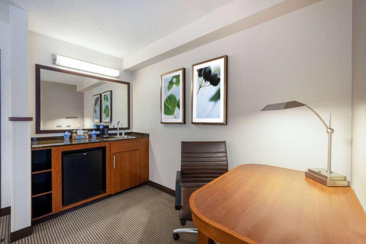 Wyndham Garden Kansas City Airport Buitenkant foto