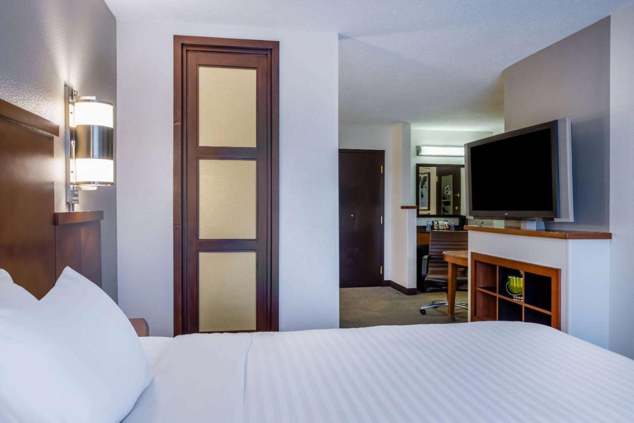 Wyndham Garden Kansas City Airport Buitenkant foto