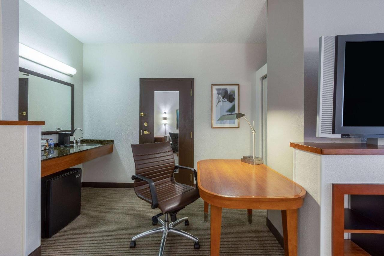 Wyndham Garden Kansas City Airport Buitenkant foto