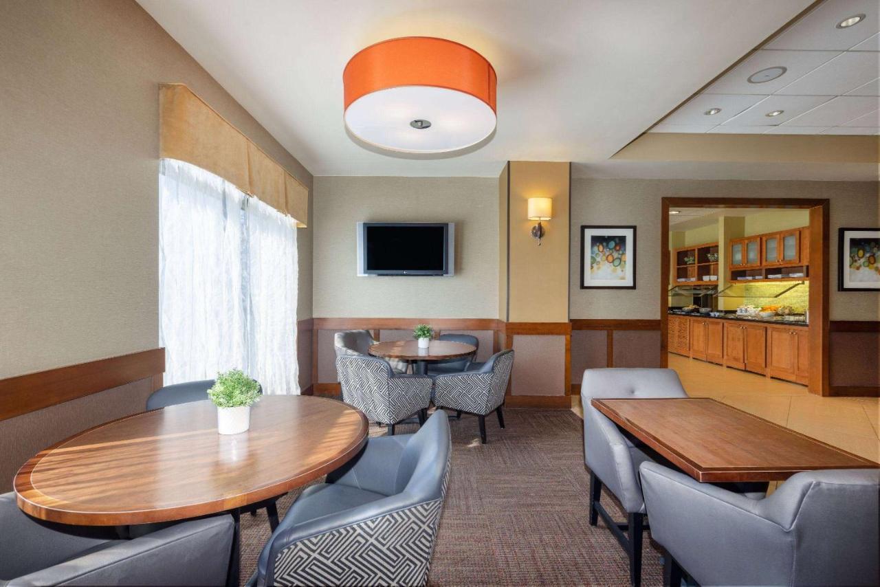 Wyndham Garden Kansas City Airport Buitenkant foto
